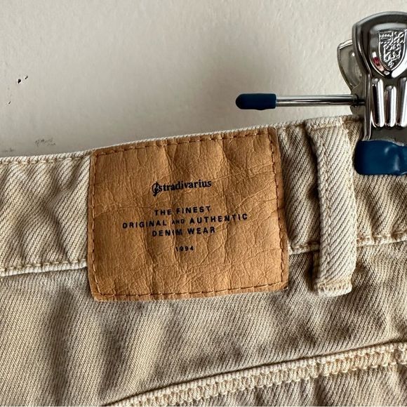 Stradivarius • Super High‎ Rise Cuffed Camel Shorts - Picture 5 of 7